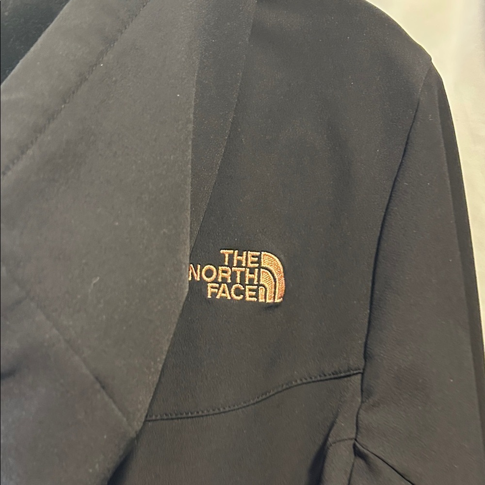 The North Face Women’s Windwall Black Hooded Softshell Jacket Gold logo - Picture 11 of 13